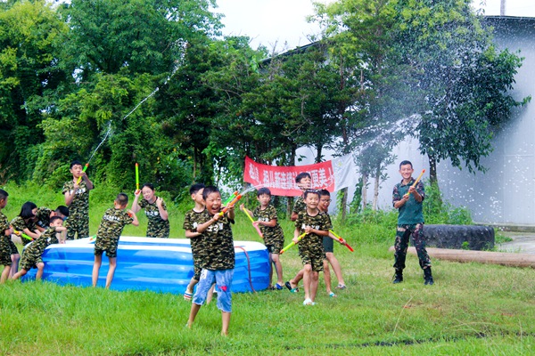 夏令营玩水战活动